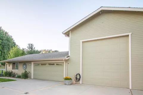 29901 Rolling Oak Dr, Tehachapi, CA 93561 photo 2