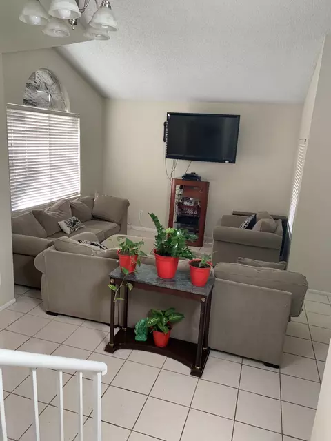 37626 Nectarine Dr, Palmdale, CA 93550 photo 2
