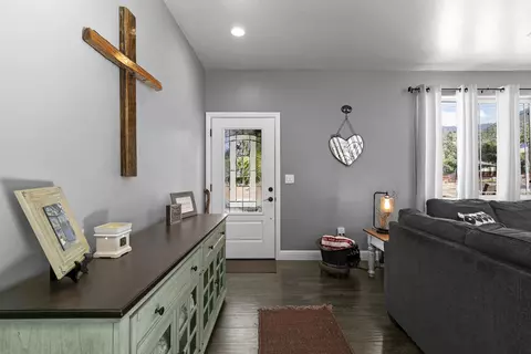 22484 Zurich Dr, Tehachapi, CA 93561 photo 5