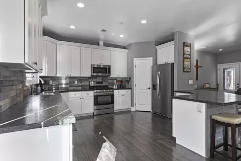 22484 Zurich Dr, Tehachapi, CA 93561 photo 2