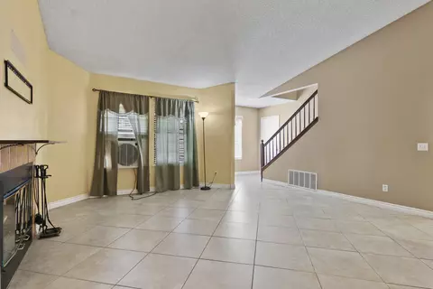 1135 Regents St, Lancaster, CA 93534 photo 2
