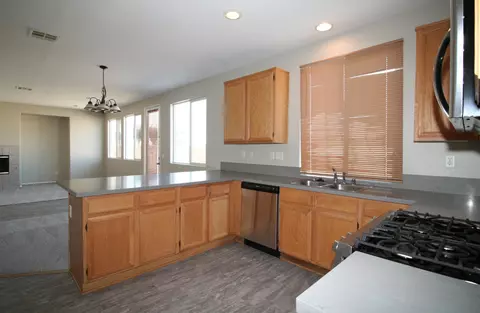 2313 E Newgrove St, Lancaster, CA 93535 photo 9