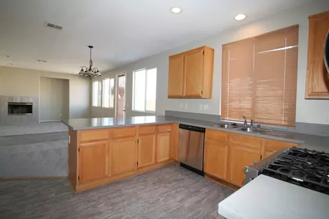 2313 E Newgrove St, Lancaster, CA 93535 photo 10