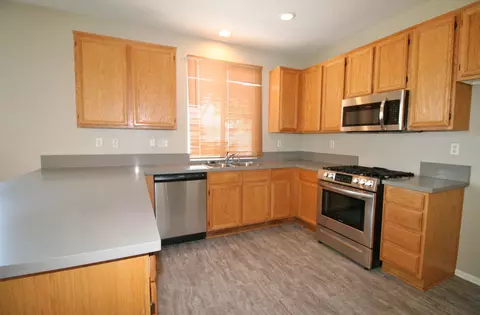 2313 E Newgrove St, Lancaster, CA 93535 photo 2