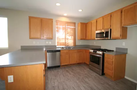 2313 E Newgrove St, Lancaster, CA 93535 photo 4