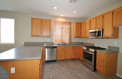 2313 E Newgrove St, Lancaster, CA 93535 photo 8