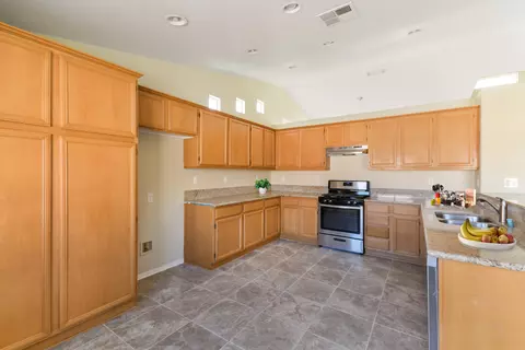 2055 E Kettering St, Lancaster, CA 93535 photo 6