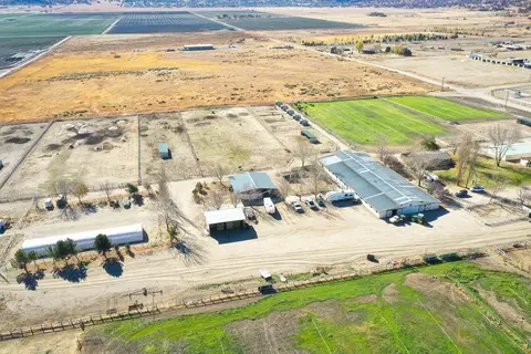20592 Pegasus St, Tehachapi, CA 93561 photo 2