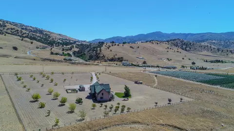 21837 Log Home Way, Tehachapi, CA 93561 photo 4