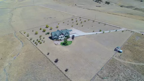 21837 Log Home Way, Tehachapi, CA 93561 photo 2