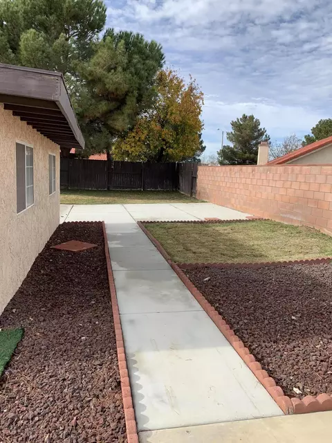 1011 James Ct, Lancaster, CA 93535 photo 14