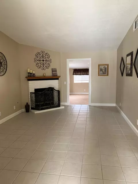 1011 James Ct, Lancaster, CA 93535 photo 2