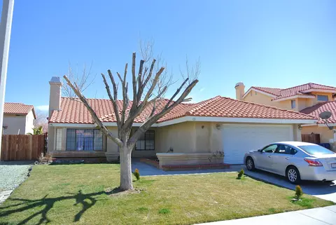 37522 Royal Ct, Palmdale, CA 93552 photo 2
