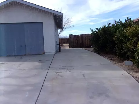 3413 Gregory Dr, Mojave, CA 93501 photo 2