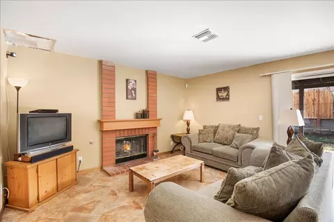 2106 E Nugent St, Lancaster, CA 93535 photo 4