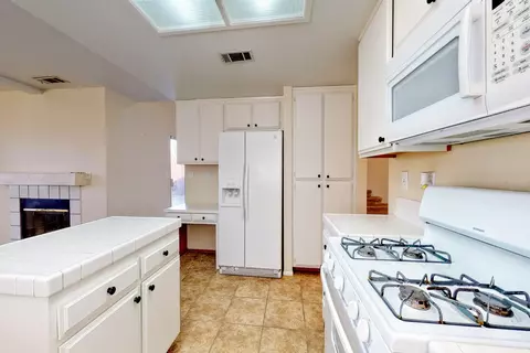 2107 Lightcap St E, Lancaster, CA 93535 photo 9