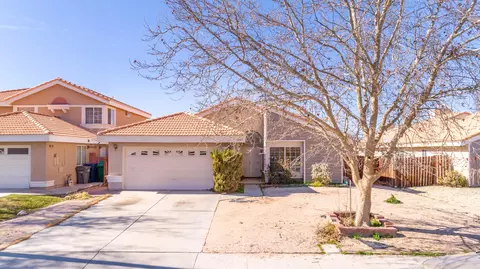 44907 Fenhold St, Lancaster, CA 93535 photo 2