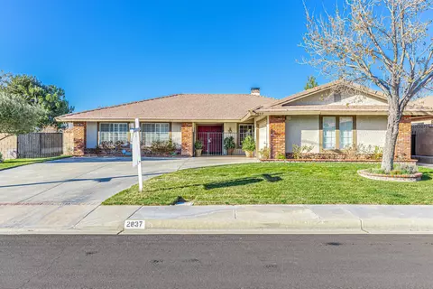 2837 Petro Pl W, Lancaster, CA 93536 photo 1
