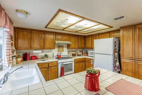 726 Trixis Ave, Lancaster, CA 93534 photo 8