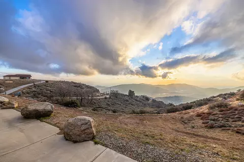 23701 El Rancho Dr, Tehachapi, CA 93561 photo 2