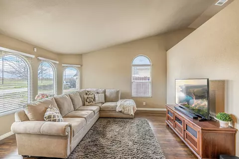 2647 E Kettering St, Lancaster, CA 93535 photo 4