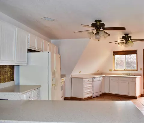 21001 Country Club Dr, Tehachapi, CA 93561 photo 3