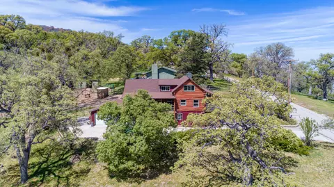 24180 Woodbine Ct, Tehachapi, CA 93561 photo 2