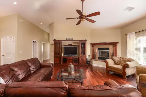 42165 Silverpuffs Dr, Lancaster, CA 93536 photo 9