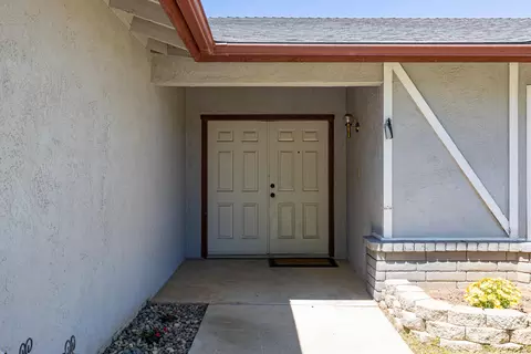 1361 Tanglewood Dr, Tehachapi, CA 93561 photo 2