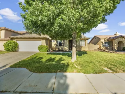 45738 Coventry St, Lancaster, CA 93534 photo 2
