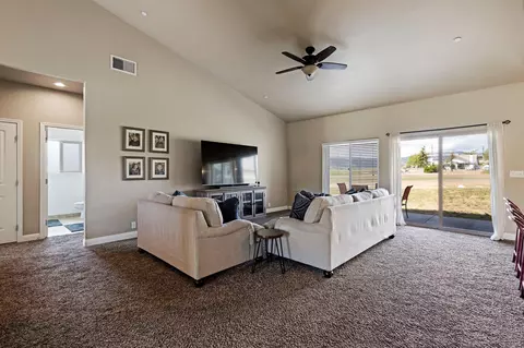 28120 Braeburn Pl, Tehachapi, CA 93561 photo 6
