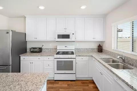 2057 E Newgrove St, Lancaster, CA 93535 photo 8