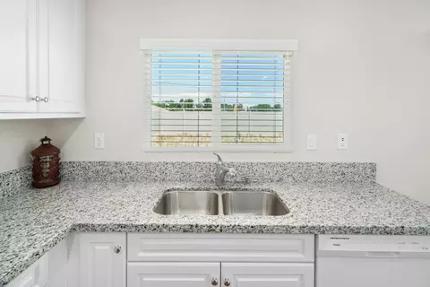 2057 E Newgrove St, Lancaster, CA 93535 photo 9