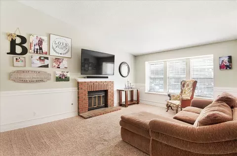 43155 Lorraine St, Lancaster, CA 93536 photo 2