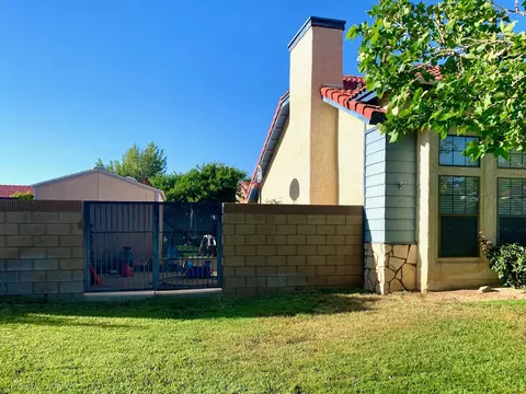 1027 James Ct, Lancaster, CA 93535 photo 4