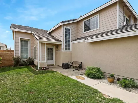 36540 Peridot Ln, Palmdale, CA 93550 photo 2