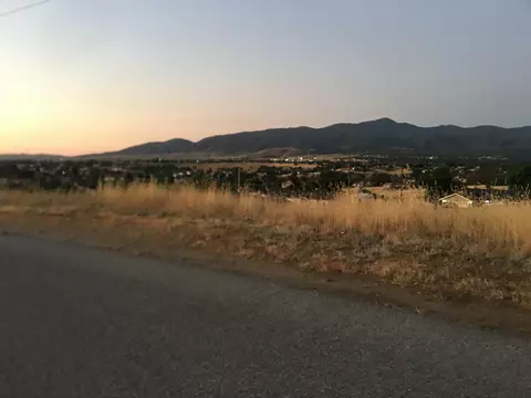 22700 Mariposa Rd, Tehachapi, CA 93561 photo 2