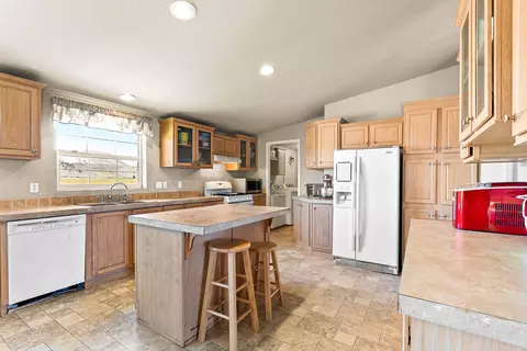 8556 W 40th St, Mojave, CA 93501 photo 2