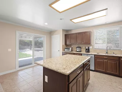 6164 Treehaven Ct, Lancaster, CA 93536 photo 8