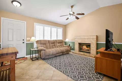 44708 Shadowcrest Dr, Lancaster, CA 93536 photo 3