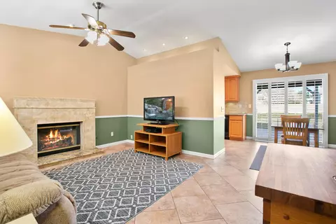 44708 Shadowcrest Dr, Lancaster, CA 93536 photo 2