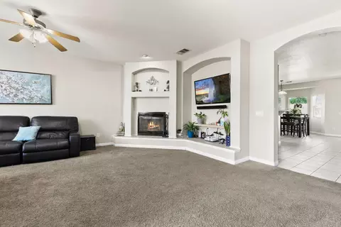 44134 Coral Dr, Lancaster, CA 93536 photo 2