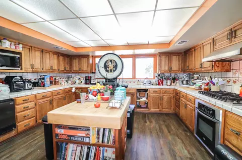 24401 Willow Pass Dr, Tehachapi, CA 93561 photo 2