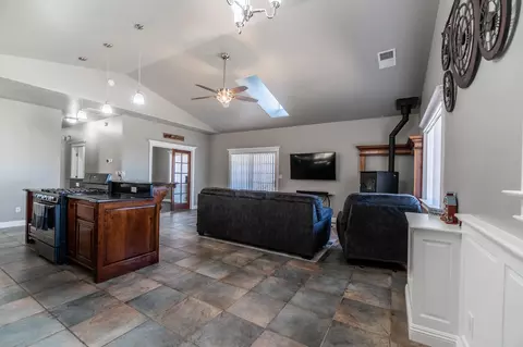 18101 Matterhorn Dr, Tehachapi, CA 93561 photo 5