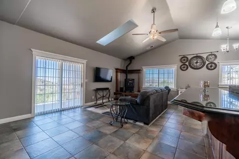 18101 Matterhorn Dr, Tehachapi, CA 93561 photo 4