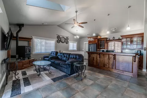 18101 Matterhorn Dr, Tehachapi, CA 93561 photo 2