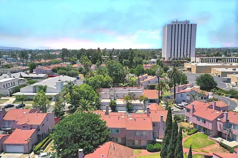 154 Racquet Club Dr, Compton, CA 90220 photo 2