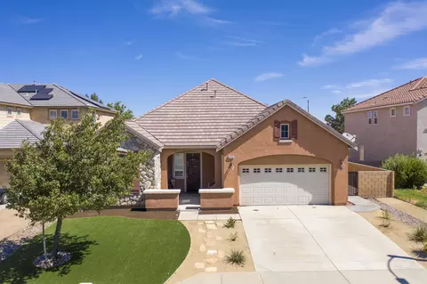 5723 Vahan Ct, Lancaster, CA 93536 photo 2