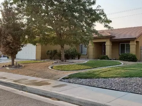 6245 Golding Dr, Lancaster, CA 93536 photo 2