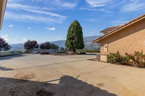 23240 Lakeview Dr, Tehachapi, CA 93561 photo 6